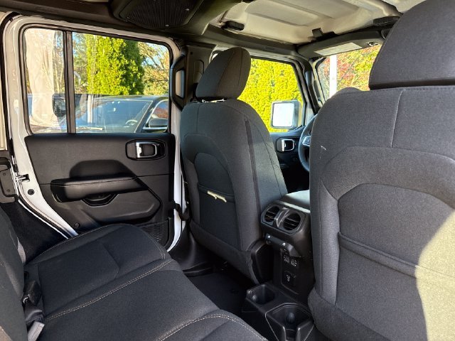 Used 2025 Jeep Wrangler Unlimited Sahara AWD/4WD image 21
