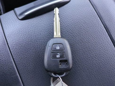 Used 2016 Toyota Highlander LE FWD image 29