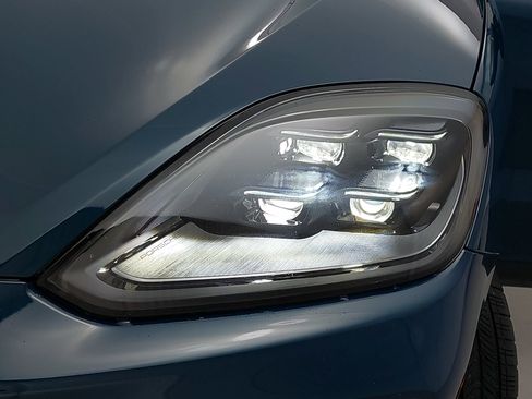 Used 2025 Porsche Cayenne Coupe image 34