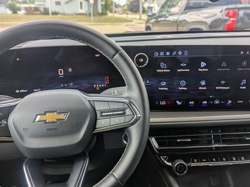 Used 2026 Chevrolet Traverse LT AWD/4WD image 11