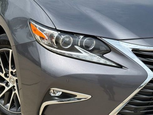 Used 2017 Lexus ES 350 w/ Luxury Package FWD image 3