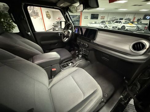 Used 2025 Jeep Wrangler Unlimited Sahara image 16