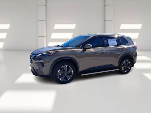 Used 2025 Nissan Rogue SV w/ SV Premium Package image 7