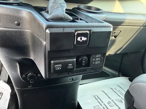 Used 2023 Toyota Sienna XLE w/ XLE Plus Package FWD image 20
