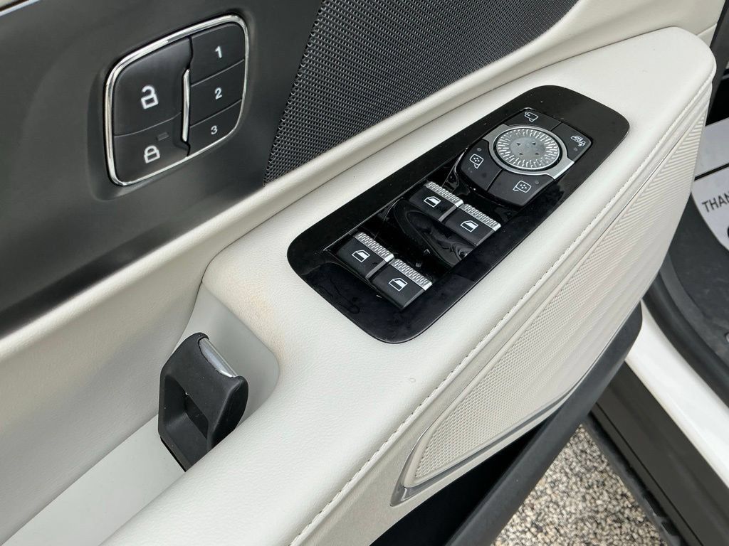 Used 2026 Lincoln Nautilus Premier AWD/4WD image 33