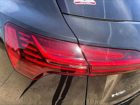 Used 2019 Audi e-tron Prestige w/ Prestige Package AWD/4WD image 28