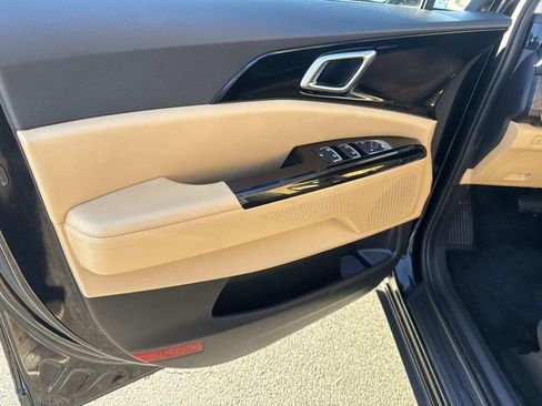 Used 2023 Kia Carnival EX image 17