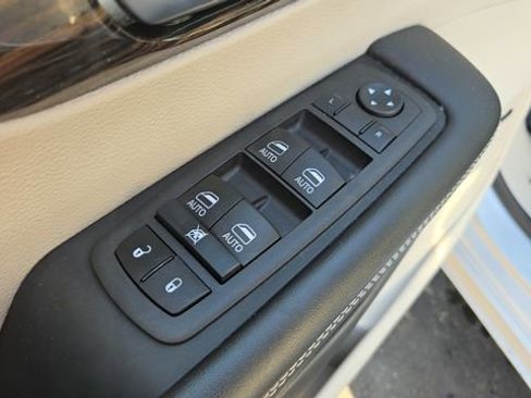 Certified 2022 Chrysler Pacifica Limited image 10