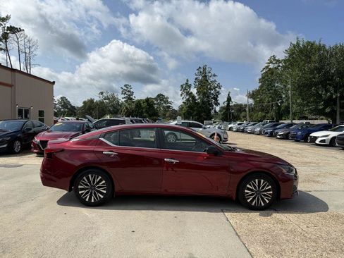 Used 2024 Nissan Altima 2.5 SV FWD image 3