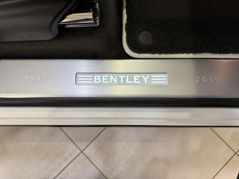 Used 2020 Bentley Bentayga V8 image 30