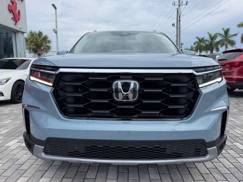 Used 2025 Honda Pilot Touring image 2