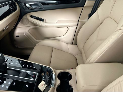 Certified 2026 Porsche Macan AWD/4WD image 30