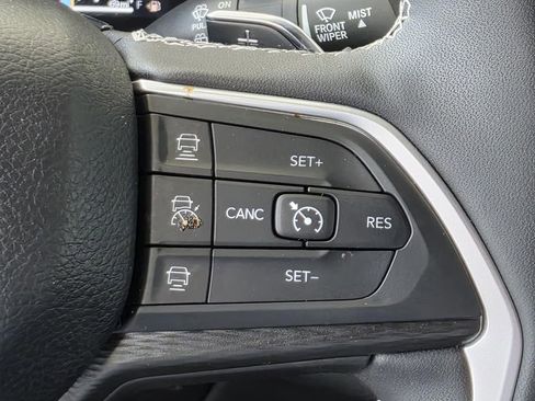 Used 2025 Jeep Grand Cherokee Altitude image 28