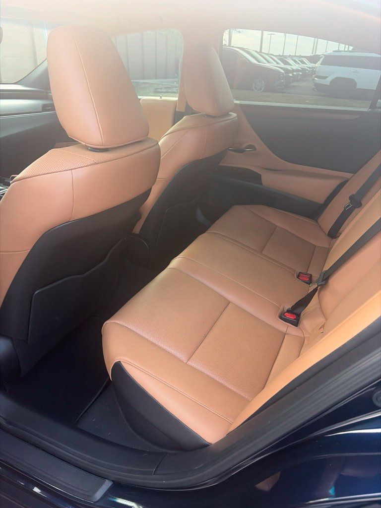 Used 2025 Lexus ES 300h w/ Premium Package FWD image 7