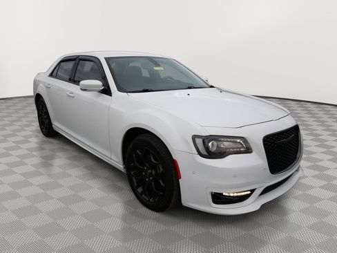 Used 2023 Chrysler 300 Touring L image 2