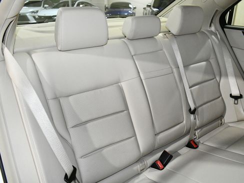Used 2014 Mercedes-Benz E 350 4MATIC Sedan image 18