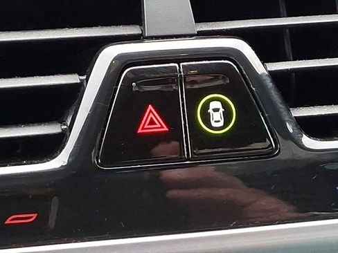 Used 2022 BMW 750i xDrive w/ M Sport Package image 35