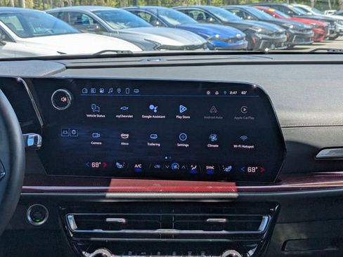 Used 2025 Chevrolet Traverse Z71 w/ Driver Confidence Package AWD/4WD image 19