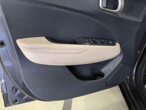 Certified 2021 Hyundai Venue FWD image 11
