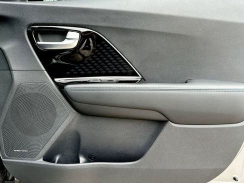 Used 2022 Kia Niro EX Premium w/ Cold Weather Package image 32