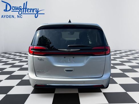 Used 2024 Chrysler Pacifica Touring-L FWD image 4