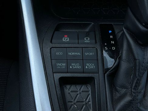 Used 2021 Toyota RAV4 LE image 21