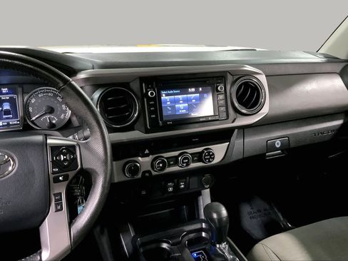 Used 2018 Toyota Tacoma SR5 AWD/4WD image 7