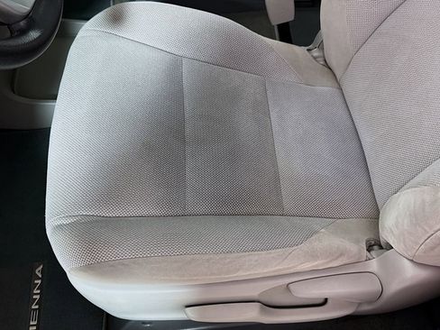 Used 2018 Toyota Sienna L FWD image 17