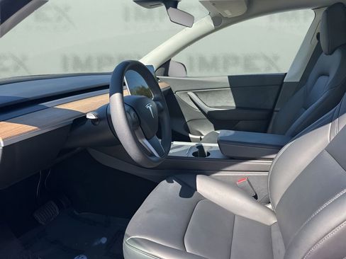 Used 2022 Tesla Model Y Long Range image 9