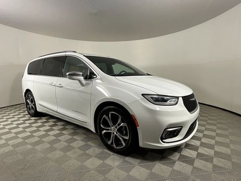 Used 2022 Chrysler Pacifica Pinnacle image 6