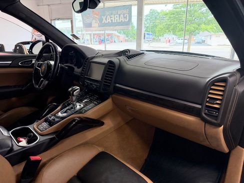 Used 2016 Porsche Cayenne Turbo S AWD/4WD image 31