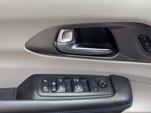 Used 2022 Chrysler Pacifica Touring-L FWD image 22