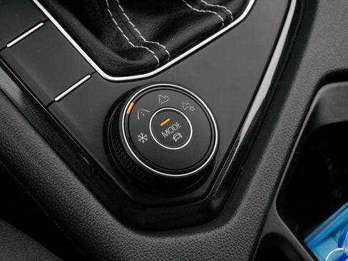 Certified 2025 Volkswagen Taos SE AWD/4WD image 29