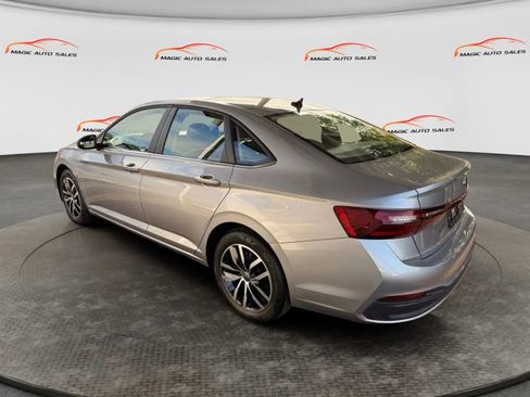 Used 2025 Volkswagen Jetta SE FWD image 11