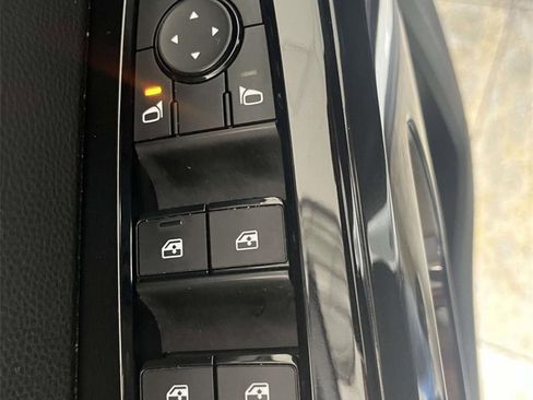 Used 2022 Nissan Pathfinder SV image 16