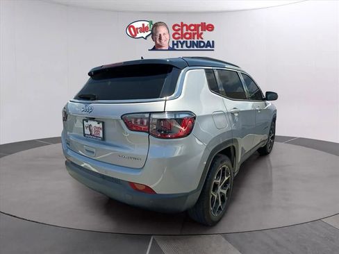 Used 2024 Jeep Compass Limited AWD/4WD image 2