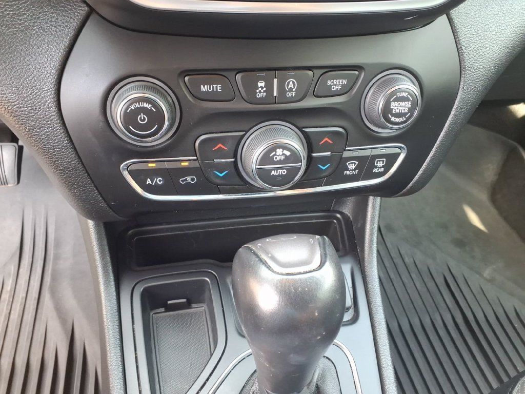 Used 2022 Jeep Cherokee Latitude Lux w/ Mopar Interior Package FWD image 11