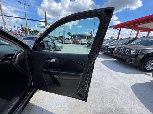 Used 2019 Jeep Cherokee Latitude Plus AWD/4WD image 13
