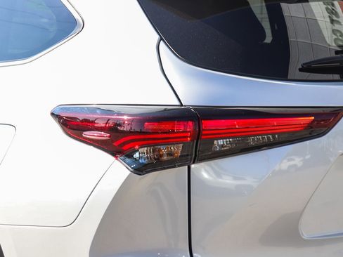 Used 2025 Toyota Highlander XLE image 10