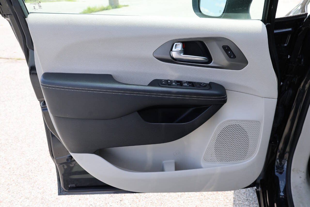 Used 2023 Chrysler Pacifica Touring-L FWD image 12