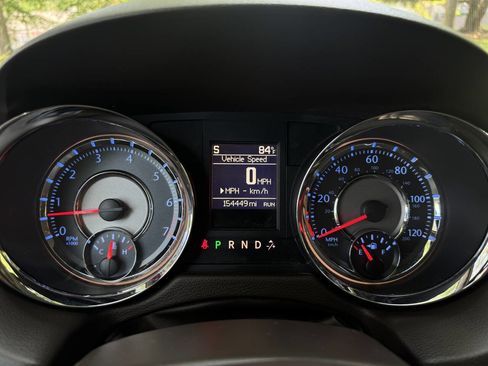 Used 2016 Chrysler Town & Country Touring image 21