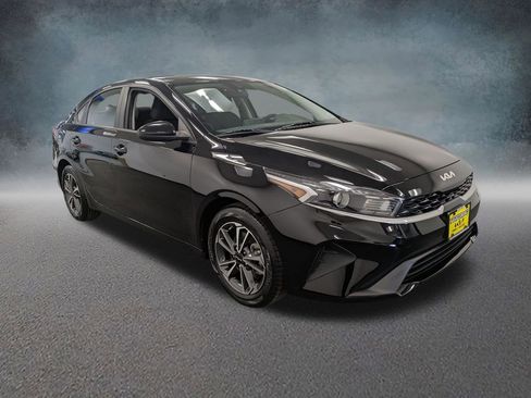 Used 2023 Kia Forte LXS image 3