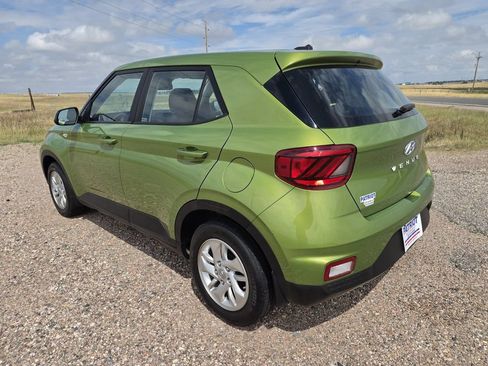 Used 2023 Hyundai Venue SE FWD image 3