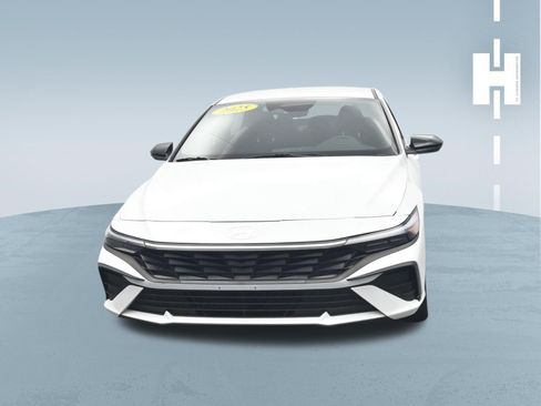 Used 2025 Hyundai Elantra SEL FWD image 2