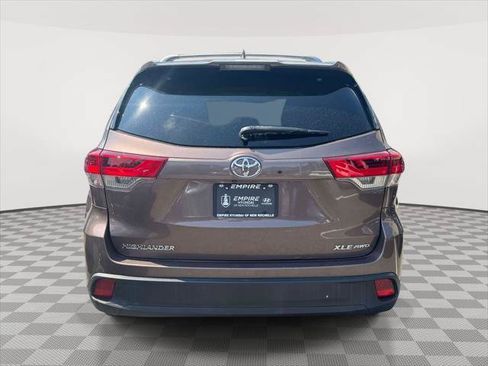 Used 2017 Toyota Highlander XLE AWD/4WD image 3