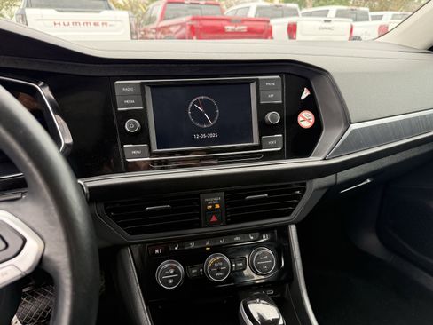 Used 2024 Volkswagen Jetta SE image 19