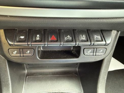 Used 2022 Chevrolet Colorado LT w/ Luxury Package image 38