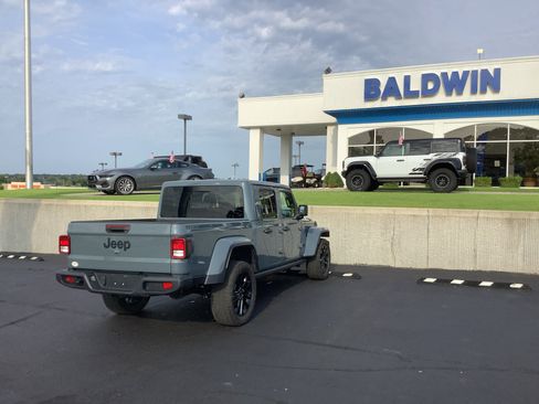 Used 2025 Jeep Gladiator Sport AWD/4WD image 7