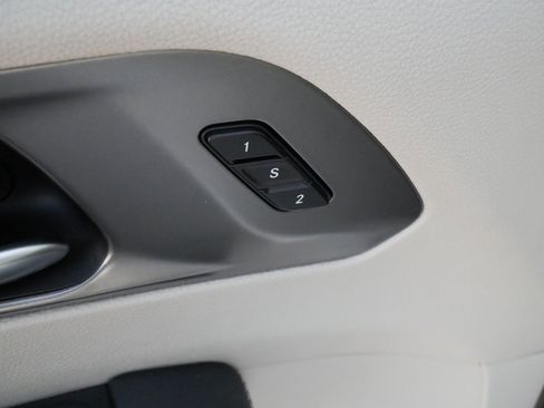 Used 2024 Chrysler Pacifica Touring-L image 19