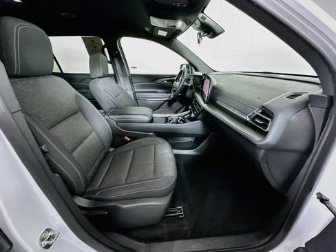 Used 2025 Chevrolet Traverse LT FWD image 33